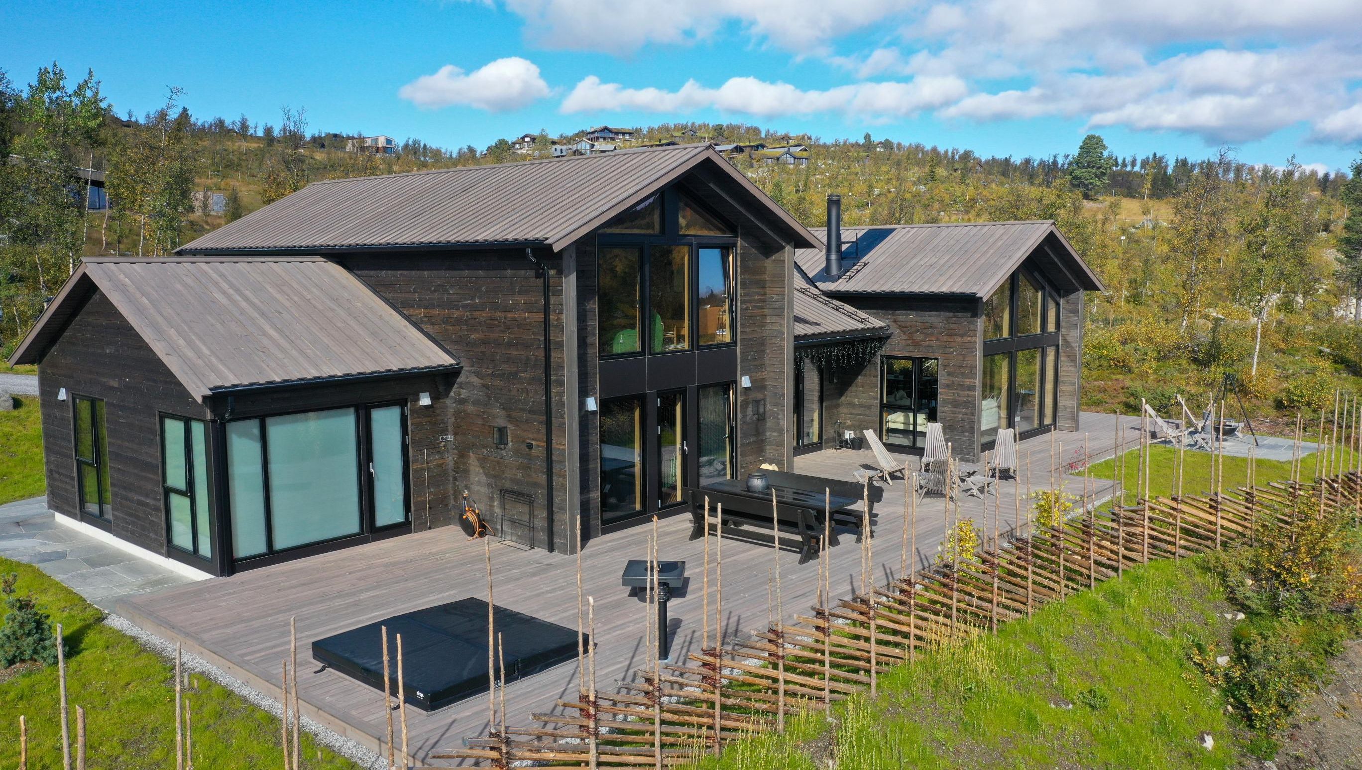 Hytte med store vindu