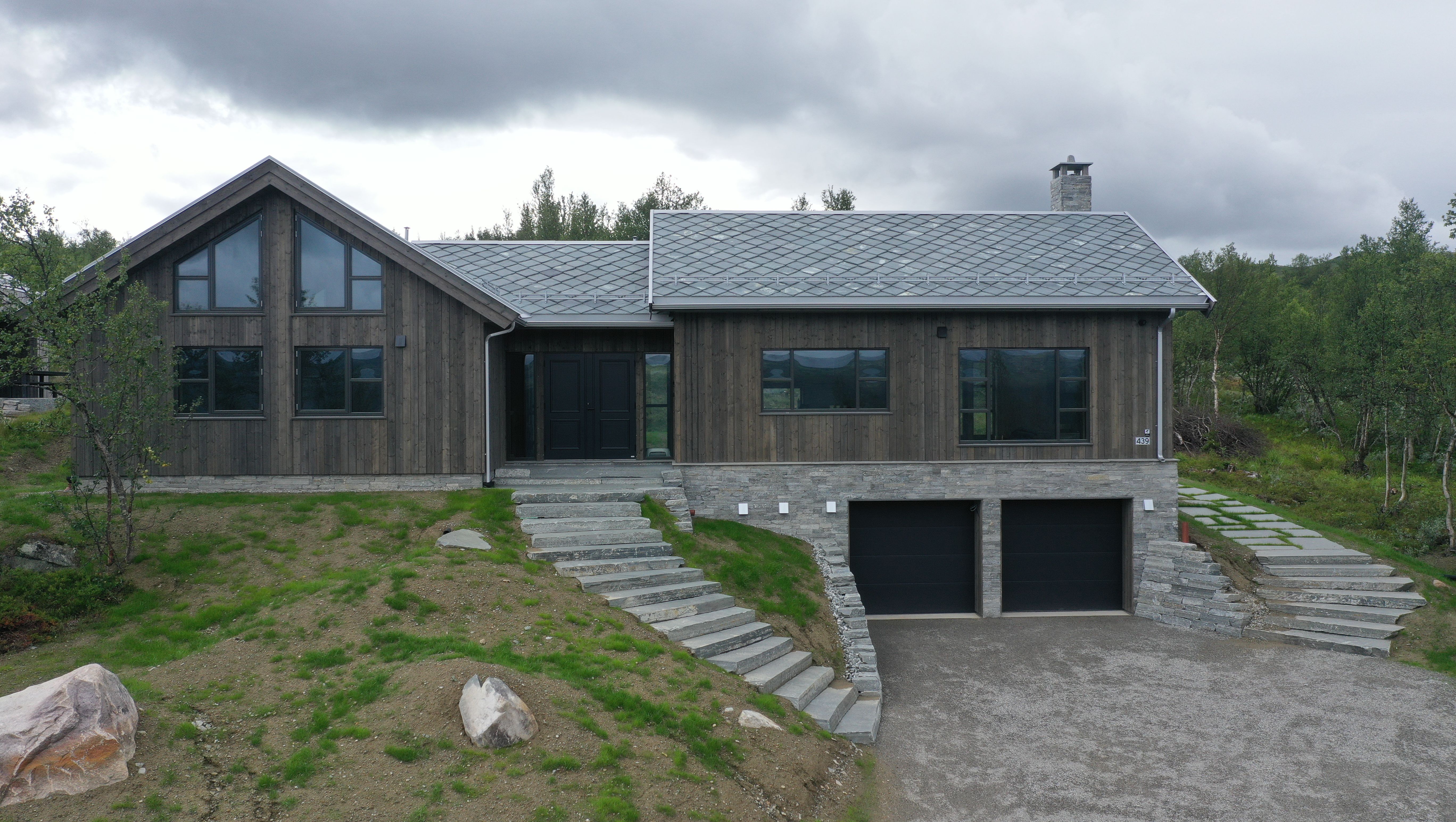 Hytte med store vindu