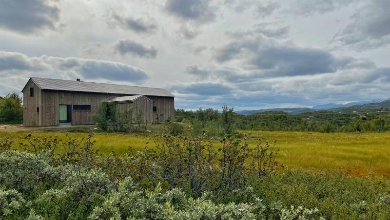 Hytte med store vindu